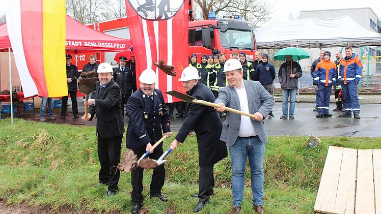 Beim Spatenstich (von links) Schlüsselfelds Bürgermeister Johannes Krapp, Kommandant Georg Krug, Landrat Hans Kalb und Architekt Markus Blum Foto: Evi Seeger