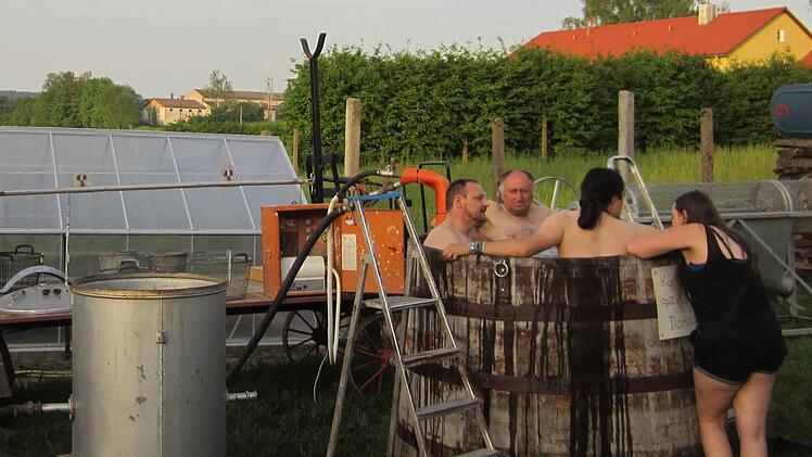 Ein selbst gebastelter Whirlpool, der mit dem überschüssigen Dampf der historischen Kartoffeldämpfkolonne beheizt wird.