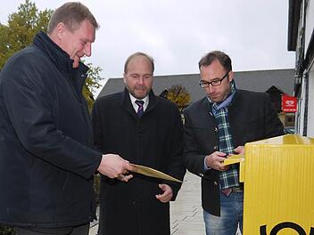 Ab nach München: Michael Keilich, Bernd Reisenweber und Markus Mönch (von links) haben gestern den Antrag auf ein gemeinsames Mittelzentrum nach München geschickt. Auf die Unterstützung des Landkreises können sich die Bürgermeister von Sonnefeld, Ebersdorf und Weidhausen dabei verlassen. Foto: Berthold Köhler