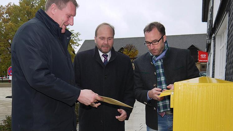 Ab nach München: Michael Keilich, Bernd Reisenweber und Markus Mönch (von links) haben gestern den Antrag auf ein gemeinsames Mittelzentrum nach München geschickt. Auf die Unterstützung des Landkreises können sich die Bürgermeister von Sonnefeld, Ebersdorf und Weidhausen dabei verlassen. Foto: Berthold Köhler