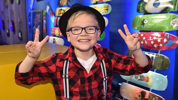 Nils freut sich über seinen gelungenen Auftritt bei "The Voice Kids"Foto: SAT.1/ André Kowalski