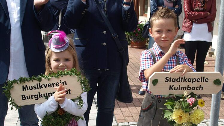 Antonia und Noah warten auf ihren Einsatz als "Tafelträger". Foto: Susanne Deuerling