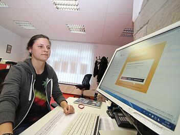 Zweimal hatte die Kronacherin Isabella Fuchs die 38 Fragen des "Wahl-O-Mat" bereits beantwortet. Bei ihrer dritten Runde ließ sie sich vom Fränkischen Tag über die Schulter schauen. Foto: Marian Hamacher