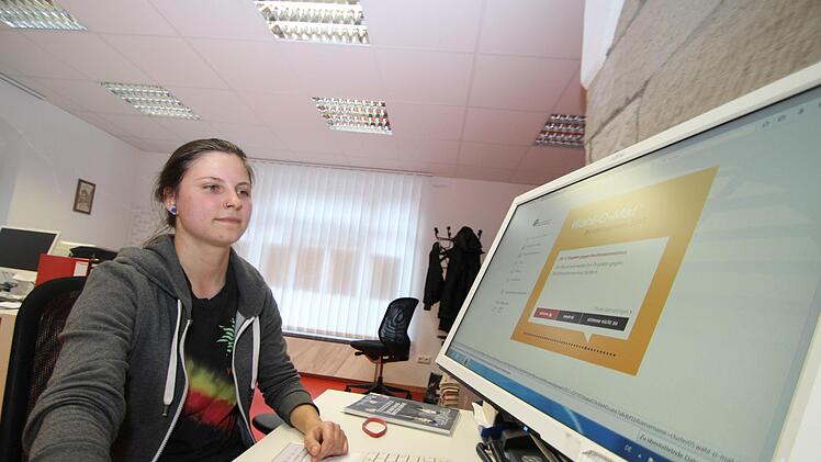 Zweimal hatte die Kronacherin Isabella Fuchs die 38 Fragen des "Wahl-O-Mat" bereits beantwortet. Bei ihrer dritten Runde ließ sie sich vom Fränkischen Tag über die Schulter schauen. Foto: Marian Hamacher