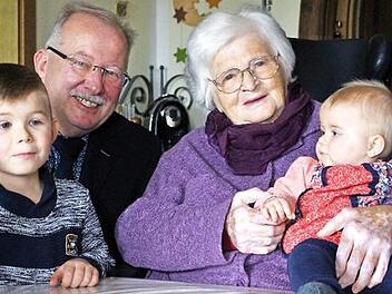 Die älteste Horbacherin Margarete Neubauer mit Bürgermeister Friedrich Gleitsmann, ihrer Urenkelin Mathilda (rechts) - der jüngsten Horbacherin - und Urenkel Christian.  Foto: Evi Seeger