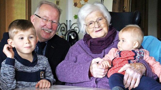 Die älteste Horbacherin Margarete Neubauer mit Bürgermeister Friedrich Gleitsmann, ihrer Urenkelin Mathilda (rechts) - der jüngsten Horbacherin - und Urenkel Christian.  Foto: Evi Seeger