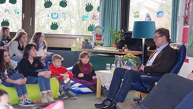 Am bundesweiten Vorlesetag las Pfarrer Martin Gundermann denSechstklässlern der Mittelschule Kronach vor. Fotos: Heike Schülein