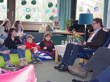 Am bundesweiten Vorlesetag las Pfarrer Martin Gundermann denSechstklässlern der Mittelschule Kronach vor. Fotos: Heike Schülein