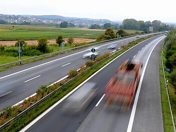 Nach einer Vorgabe des Bundes soll es alle 50 bis 60 Kilometer eine Raststätte mit Bewirtschaftung an den Autobahnen geben. Deswegen soll im Meederer Gemeindeteil Drossenhausen die Tank- und Raststelle "Lange Berge" gebaut werden. Foto: Ronald Rinklef