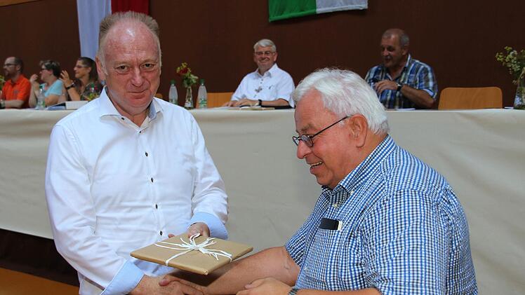 Als Dank für die freundliche Aufnahme des Rhönklubs in Münnerstadt und die kostenlose Überlassung der Mehrzweckhalle überreichte Präsident Jürgen Reinhardt (rechts) Bürgermeister Helmut Blank ein Buch. Foto: Dieter Britz