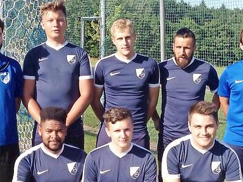 Die Neuen in Fatschenbrunn, hinten von links: Trainer Jan Slawik, Bastian Reitz (RSV Unterschleichach), Jessy Hertinger (SpVgg Ro&szlig;stadt), Benny Gruber (SV Pettstadt), Trainer Christian Krienes; vorn von links: Malcom Schindler (RSV Unterschleichach), David H&uuml;mmer (eigene Jugend), Noah Schmitt (TV Ha&szlig;furt) Foto: rn