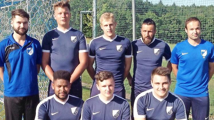 Die Neuen in Fatschenbrunn, hinten von links: Trainer Jan Slawik, Bastian Reitz (RSV Unterschleichach), Jessy Hertinger (SpVgg Ro&szlig;stadt), Benny Gruber (SV Pettstadt), Trainer Christian Krienes; vorn von links: Malcom Schindler (RSV Unterschleichach), David H&uuml;mmer (eigene Jugend), Noah Schmitt (TV Ha&szlig;furt) Foto: rn
