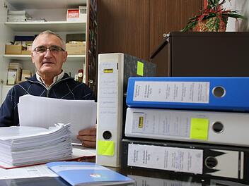 Erwin Hippler mit den Ordnern zur Sanierung des Kindergartens. Foto: Ralf Ruppert