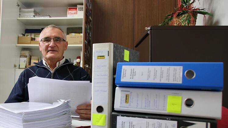 Erwin Hippler mit den Ordnern zur Sanierung des Kindergartens. Foto: Ralf Ruppert