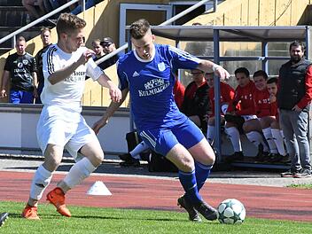Münnerstadts Lukas Katzenberger (rechts) gewinnt zwar dieses Duell gegen Marcel Warmuth, aber die Punkte - samt Klassenerhalt - nahmen schließlich die Altbessinger mit nach Hause.Hopf