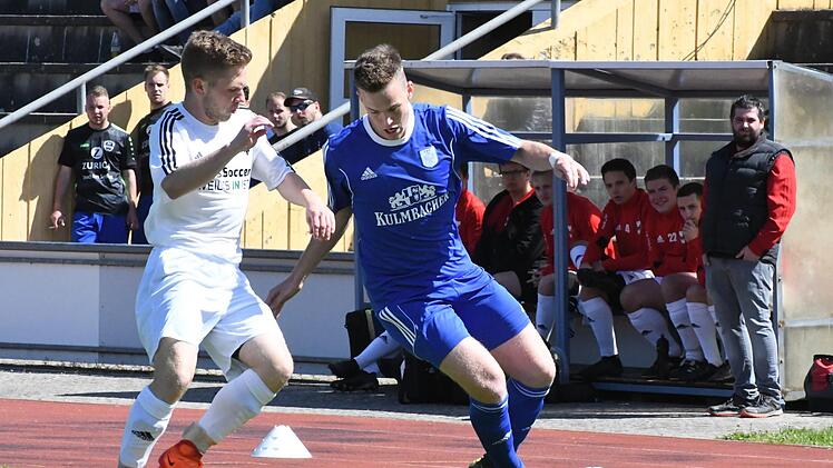 Münnerstadts Lukas Katzenberger (rechts) gewinnt zwar dieses Duell gegen Marcel Warmuth, aber die Punkte - samt Klassenerhalt - nahmen schließlich die Altbessinger mit nach Hause.Hopf