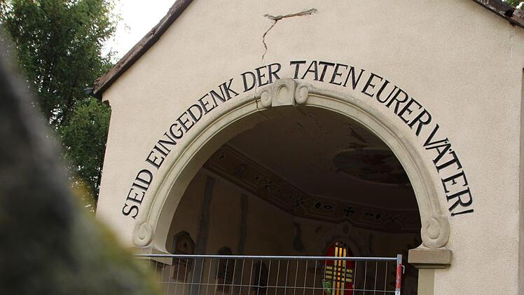 Die marode  Kapelle auf dem "Heldenfriedhof" in Höchstadt  ist  abgesperrt, das Innenleben mit Planen abgedeckt. Risse zeigen sich an  Wänden, Ziegel sind vom Dach gestürzt.  Foto: Christian  Bauriedel