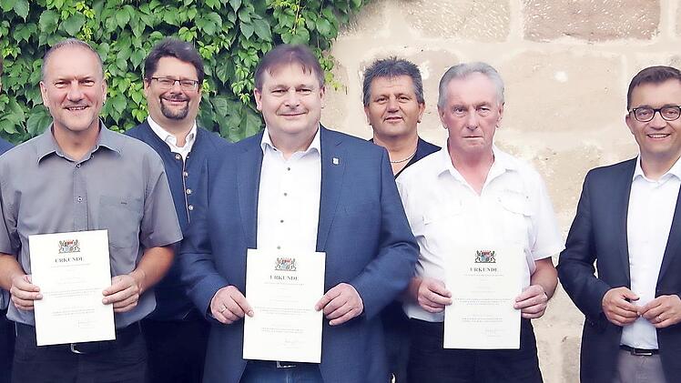 Gerhard Sesselmann, Thomas Meyer und Bernd Stöcker (vorne, von links, mit Urkunden) wurden mit der kommunalen Dankurkunde ausgezeichnet.