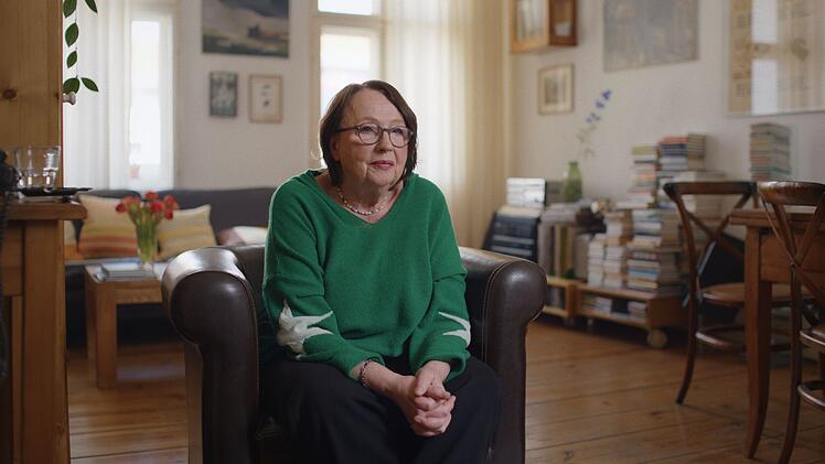 Katja Lange-M&uuml;llers Mutter war in der DDR eine f&uuml;hrende Politikerin. Sie selbst flog mit 16 wegen  "unsozialistischen Verhaltens" von der Schule. Im Dokumentarfilm "Die Unbeugsamen 2 - Guten Morgen, ihr Sch&ouml;nen" berichtet die Schriftstellerin &uuml;ber das Leben in der DDR, die Stellung der Frau und die Widerst&auml;nde auf dem beruflichen Karriereweg.