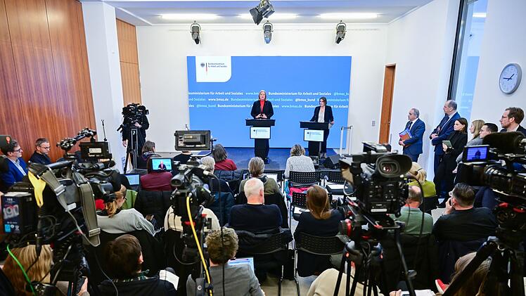 &Uuml;bergabe Bericht der Kommission zur Sozialstaatsreform