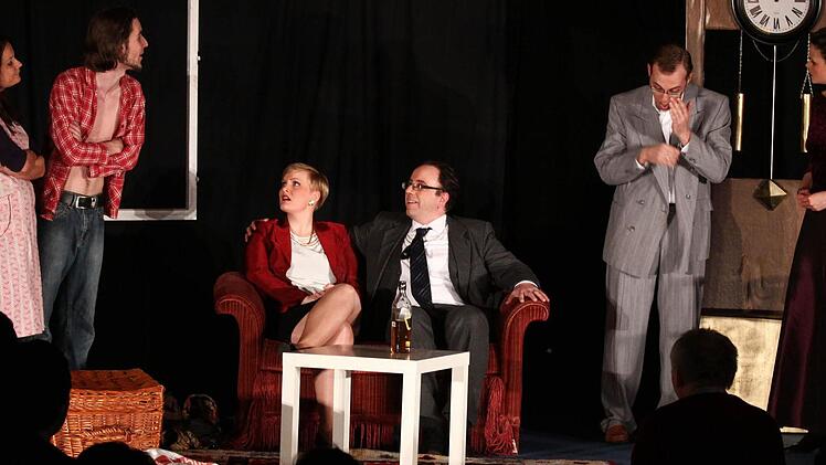 Die Gruppe Kompassion (von links): Diala Dathe als resolute Ehefrau des Diebs, Christopher Walther als "ehrlicher" Dieb, Julia Müller als Ehefrau des Hausherrn, Stefan Jäger als Hausherr und Berufspolitiker, Jörg Hilsdorf als Ehemann der Geliebten und Geliebter der Ehefrau sowie Carolin Gutmann als Geliebte des Hausherrn Fotos: Thomas Dill