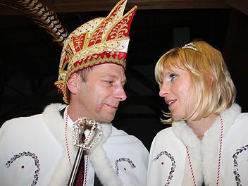 Der Fasching liegt ihnen im Blut. Silke I. und Stefan III. (beide Ennen), die auch im richtigen Leben ein Paar sind, wollen für den KFK Frohsinn verbreiten. Foto: Stephan Stöckel