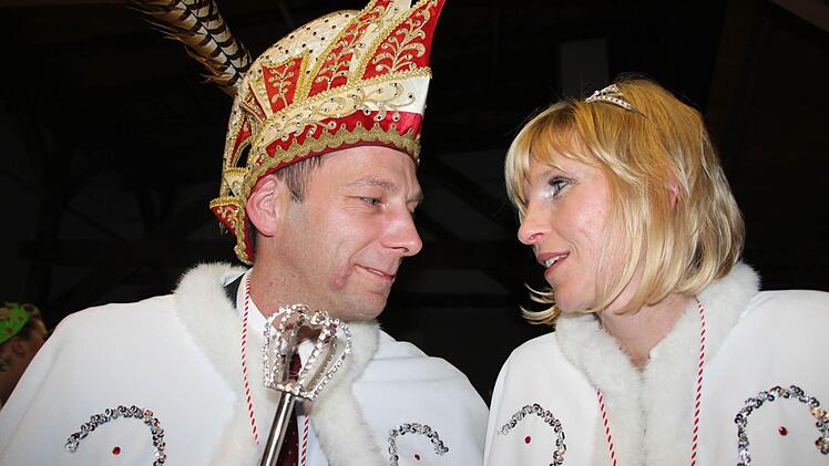 Der Fasching liegt ihnen im Blut. Silke I. und Stefan III. (beide Ennen), die auch im richtigen Leben ein Paar sind, wollen für den KFK Frohsinn verbreiten. Foto: Stephan Stöckel