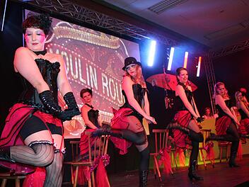 Ins Moulin Rouge entführten die Tänzerinnen des TSV.  Fotos: Evi Seeger