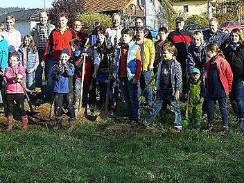 Die kleinen und großen Helfer nach der Pflanzaktion auf der Streuobstwiese am Guttenberger Neubaugebiet. Mit im Bild (hinten, Vierter und Fünfter von links) Gartenbauvereinsvorsitzender Karlheinz Witzgall und Bürgermeister Eugen Hain. Foto: Klaus-Peter Wulf