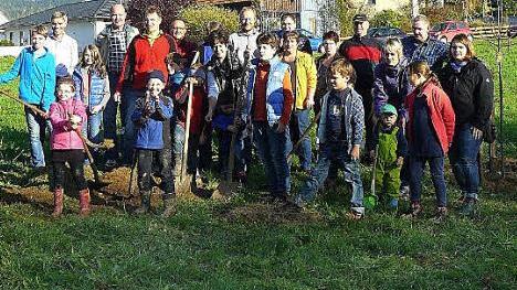 Die kleinen und großen Helfer nach der Pflanzaktion auf der Streuobstwiese am Guttenberger Neubaugebiet. Mit im Bild (hinten, Vierter und Fünfter von links) Gartenbauvereinsvorsitzender Karlheinz Witzgall und Bürgermeister Eugen Hain. Foto: Klaus-Peter Wulf