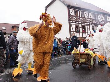 Beim Faschingszug in Diebach sind die Hühner los. Foto: Arkadius Guzy