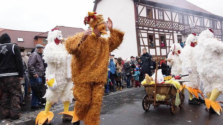 Beim Faschingszug in Diebach sind die Hühner los. Foto: Arkadius Guzy