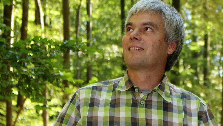 Joachim Urban beobachtet die Tierwelt im Wald genau. Bild: Julia Raab / Archiv