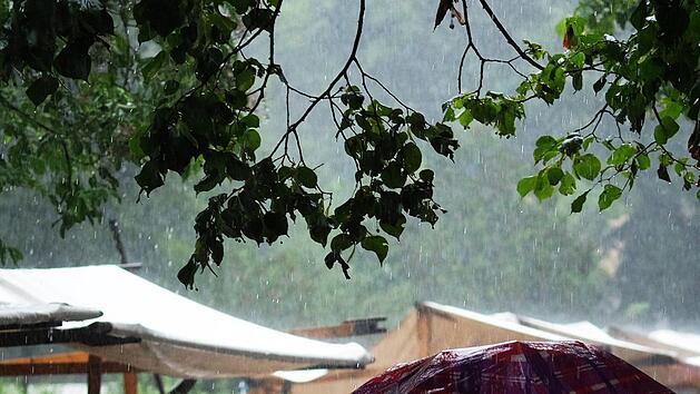 Die sprichw&ouml;rtliche "Berliner Luft" war heuer immer wieder weniger von "holdem Duft" gepr&auml;gt als vielmehr von sintflutartigem Regen. Das Unheil lauert im Sommer 2017 auch &uuml;ber Franken. Daumen dr&uuml;cken! Foto: dpa