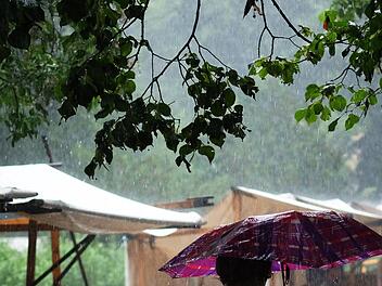 Die sprichwörtliche "Berliner Luft" war heuer immer wieder weniger von "holdem Duft" geprägt als vielmehr von sintflutartigem Regen. Das Unheil lauert im Sommer 2017 auch über Franken. Daumen drücken! Foto: dpa