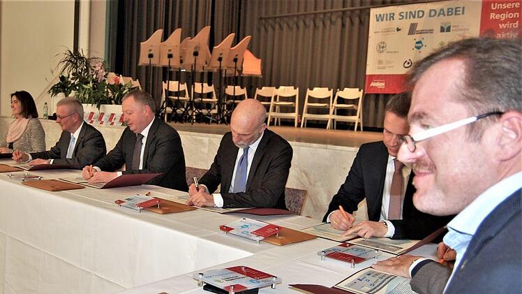 Acht Landkreis-Partner setzten ihre Unterschrift unter den Kooperationsvertrag mit der Lebenshilfe Schweinfurt zur Umsetzung der Initiative "Mensch inklusive".Sigismund von Dobschütz