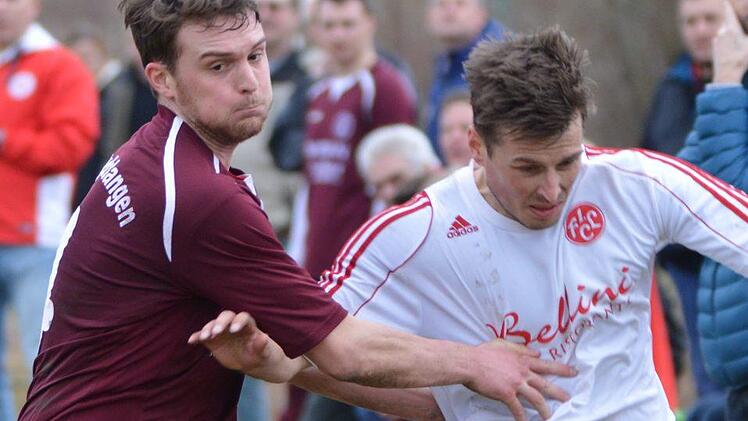 Der Lichtenfelser Pascal Graf (rechts) im Zweikampf mit dem Erlanger Julian Frommherz. Foto: Gunther Czepera