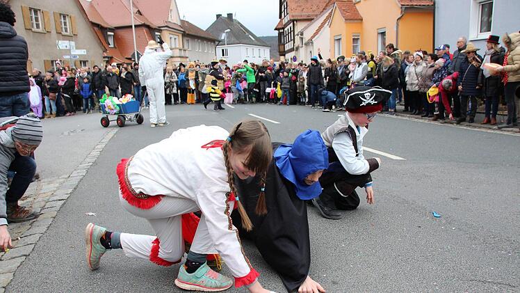 Wer Bonbons will, muss sich beim Sammeln beeilen. Foto: Benedikt Borst
