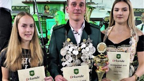 Jungschützenkönig wurde souverän Jonas Schülner. Seine Ritter wurden Laura Wachter und Benita Oberkofler (links).