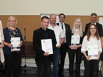 Traumnoten haben diese Absolventen der Berufsschulen erzielt und wurden daf&uuml;r von Landrat Johann Kalb und den Schulleitern Ruth Bankmann, Pankraz M&auml;nnlein und Christian K&auml;ser geehrt (von hinten rechts nach links).  Foto: Rudolf Mader