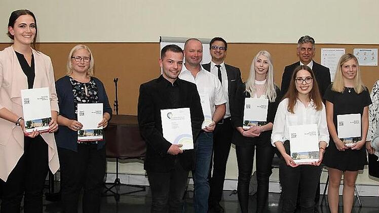 Traumnoten haben diese Absolventen der Berufsschulen erzielt und wurden daf&uuml;r von Landrat Johann Kalb und den Schulleitern Ruth Bankmann, Pankraz M&auml;nnlein und Christian K&auml;ser geehrt (von hinten rechts nach links).  Foto: Rudolf Mader