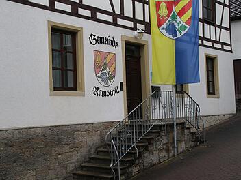 Das Ramsthaler Rathaus ist eines der zwei öffentlichen Gebäude, die mit Strom geheizt werden. Die Heizung soll im Winter weitestgehend aus bleiben,                                           Sitzungen werden im Haus Erlebniskunst abgehalten. Foto: ...