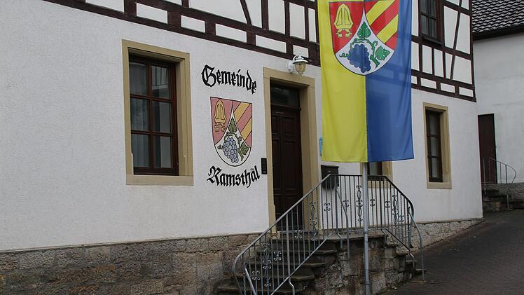 Das Ramsthaler Rathaus ist eines der zwei öffentlichen Gebäude, die mit Strom geheizt werden. Die Heizung soll im Winter weitestgehend aus bleiben,                                           Sitzungen werden im Haus Erlebniskunst abgehalten. Foto: ...