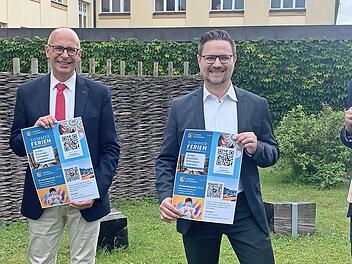 Viele Aktionen und Angebote für Kinder und Jugendliche halten das Sommerferienprogramm, der Ferienpass und der „Actionbound“ des Landkreises Lichtenfels parat (v. l.): Kathrin Bullmann (Landratsamt Lichtenfels), Landrat Christian Meißner, Stefan S...