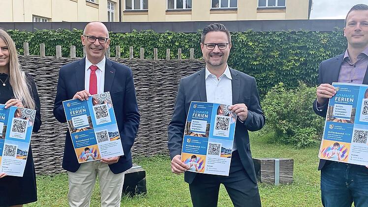 Viele Aktionen und Angebote für Kinder und Jugendliche halten das Sommerferienprogramm, der Ferienpass und der „Actionbound“ des Landkreises Lichtenfels parat (v. l.): Kathrin Bullmann (Landratsamt Lichtenfels), Landrat Christian Meißner, Stefan S...