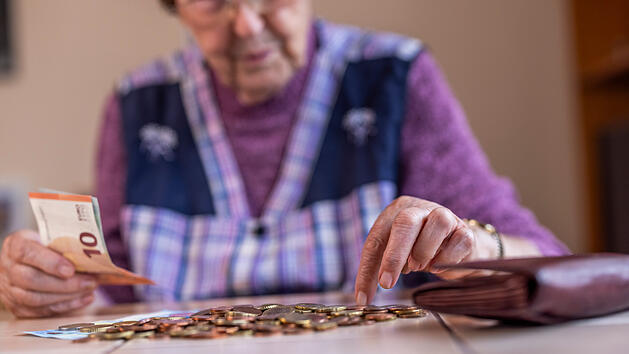 Seniorin z&auml;hlt ihr Geld, Symbolbild f&uuml;r M&uuml;tterrente