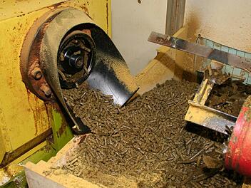 Der trockene Rapskuchen bleibt nach dem Pressen übrig. Er ist ein hochwertiges eiweißhaltiges Tierfutter.  Fotos: Evi Seeger