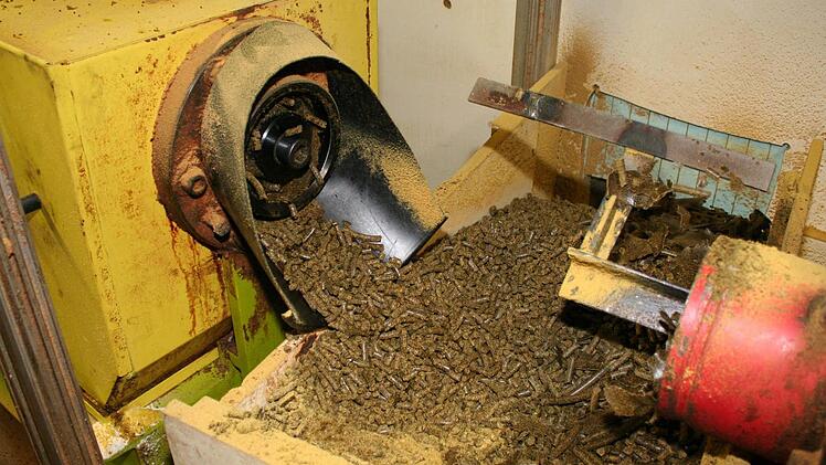 Der trockene Rapskuchen bleibt nach dem Pressen übrig. Er ist ein hochwertiges eiweißhaltiges Tierfutter.  Fotos: Evi Seeger