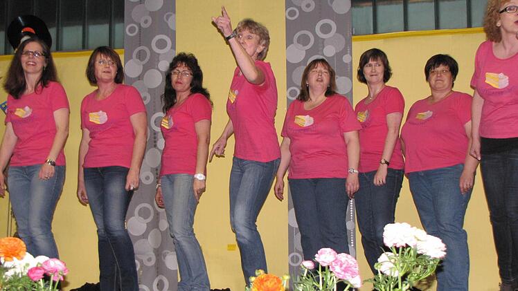 Die Frauensinggruppe Belcanto als Sahnehäubchen passend zum Lied "Hefe". Ausdruckstarke Gestik und Mimik verdeutlichten den Liedtext.