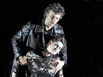 Szene aus der Münchner Neuinszenierung von Giuseppe Verdis Oper "Il trovatore" mit Anja Harteros (Leonora) und Jonas Kaufmann (Manrico) Alle Szenenfotos: Wilfried Hösl